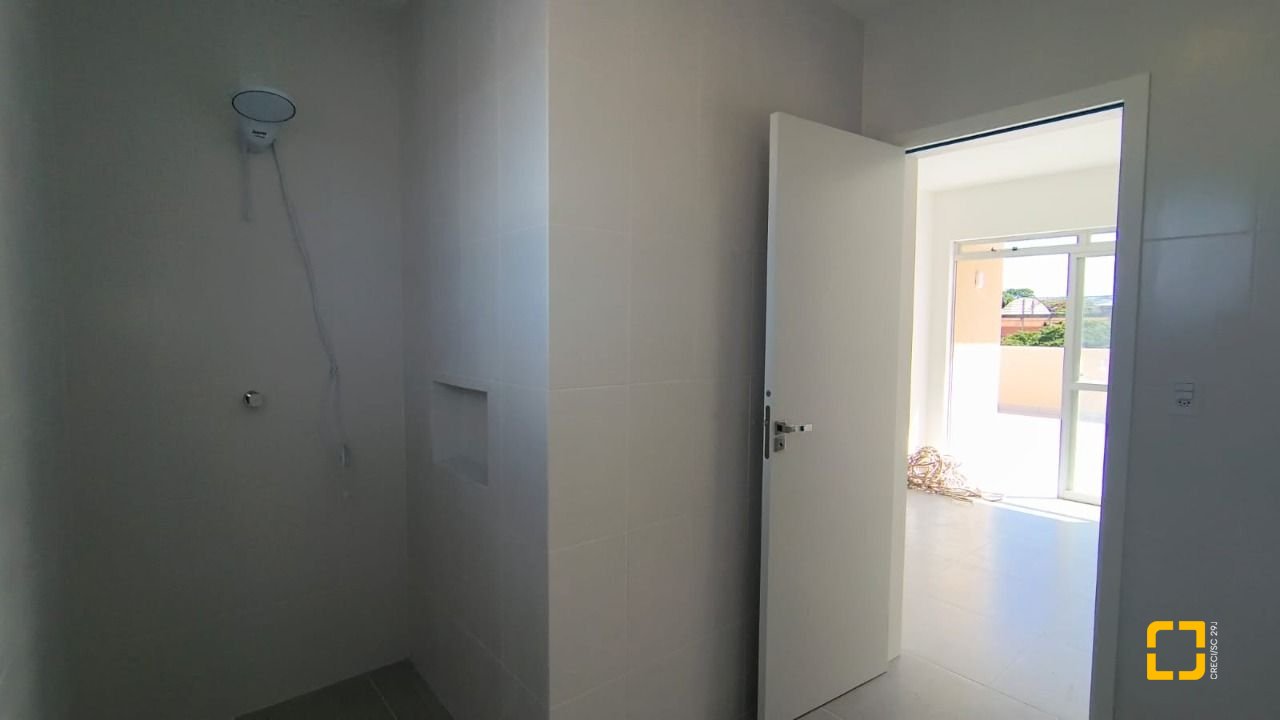 Cobertura com 117m², 3 quartos (sendo 1 suíte), 2 garagens, no bairro Capoeiras em Florianópolis