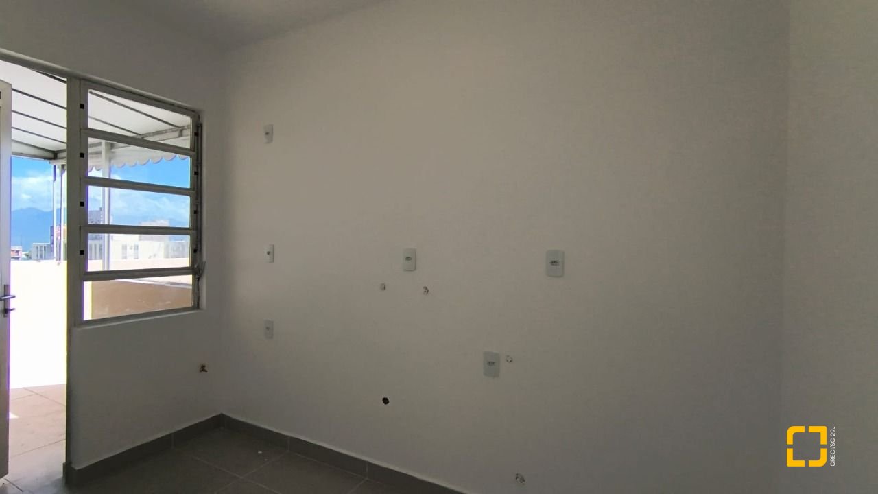 Cobertura com 117m², 3 quartos (sendo 1 suíte), 2 garagens, no bairro Capoeiras em Florianópolis