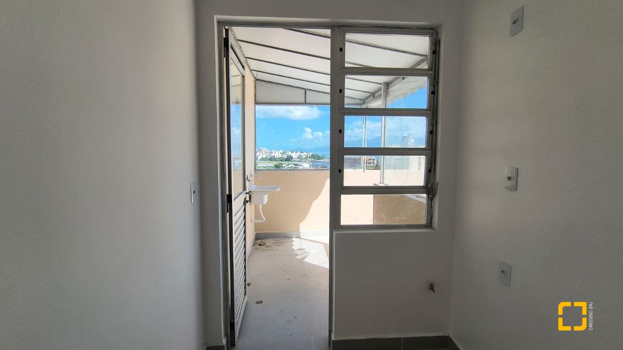 Cobertura com 117m², 3 quartos (sendo 1 suíte), 2 garagens, no bairro Capoeiras em Florianópolis