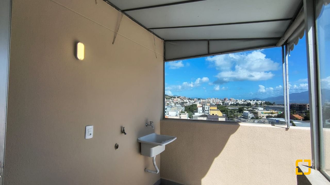 Cobertura com 117m², 3 quartos (sendo 1 suíte), 2 garagens, no bairro Capoeiras em Florianópolis