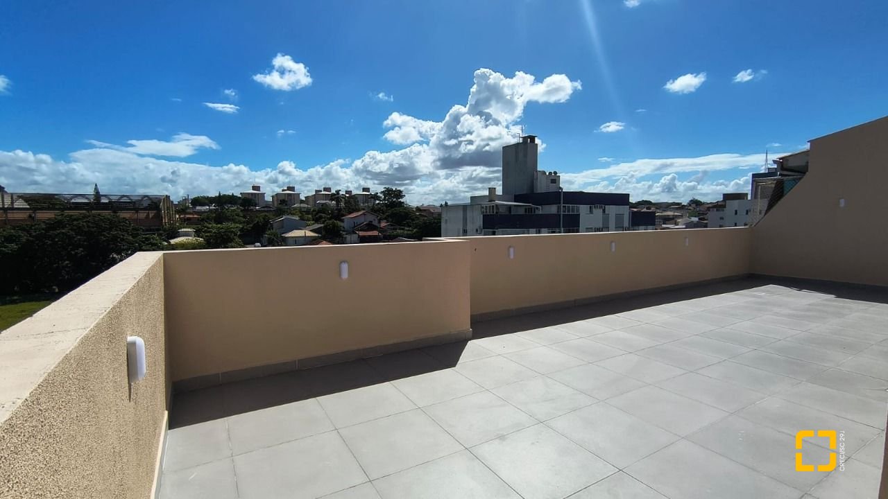 Cobertura com 117m², 3 quartos (sendo 1 suíte), 2 garagens, no bairro Capoeiras em Florianópolis