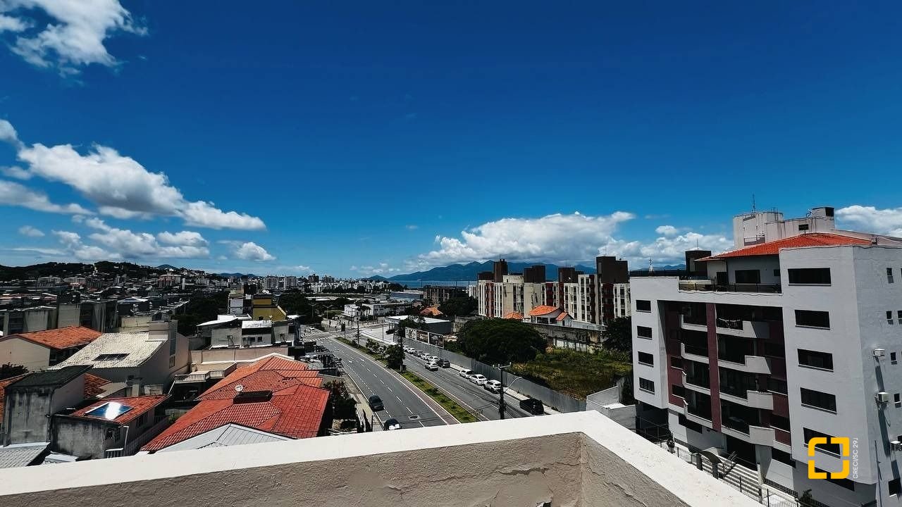 Cobertura com 117m², 3 quartos (sendo 1 suíte), 2 garagens, no bairro Capoeiras em Florianópolis