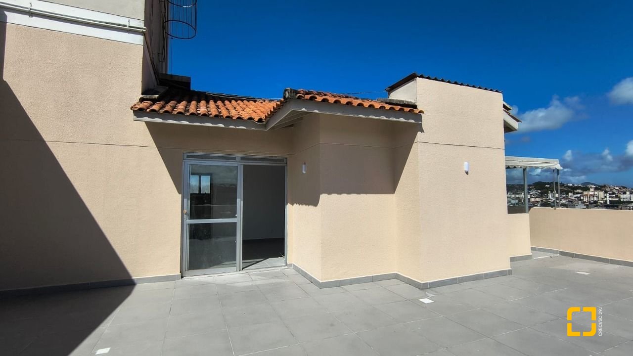 Cobertura com 117m², 3 quartos (sendo 1 suíte), 2 garagens, no bairro Capoeiras em Florianópolis