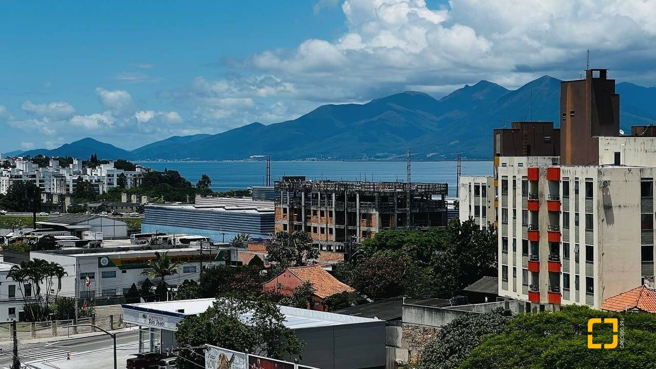 Cobertura com 117m², 3 quartos (sendo 1 suíte), 2 garagens, no bairro Capoeiras em Florianópolis