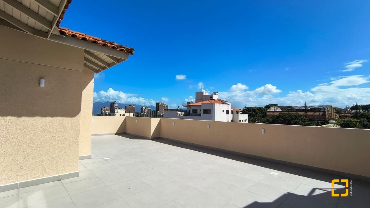 Cobertura com 117m², 3 quartos (sendo 1 suíte), 2 garagens, no bairro Capoeiras em Florianópolis