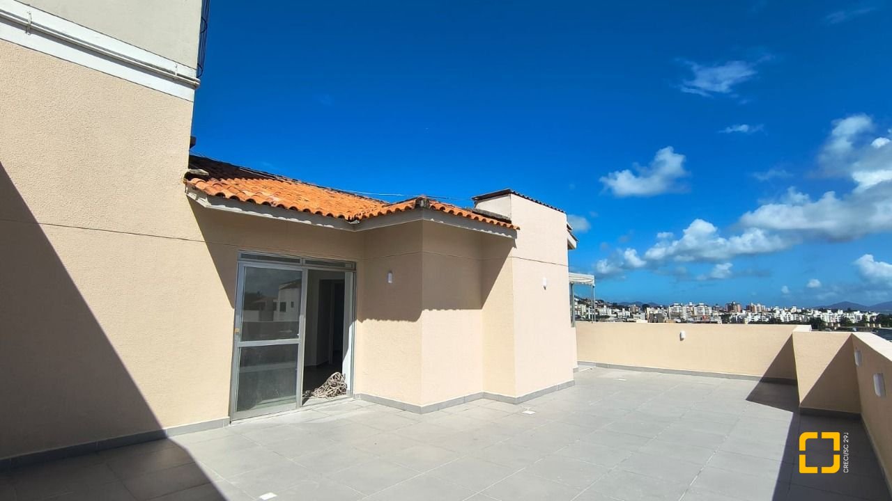 Cobertura com 117m², 3 quartos (sendo 1 suíte), 2 garagens, no bairro Capoeiras em Florianópolis