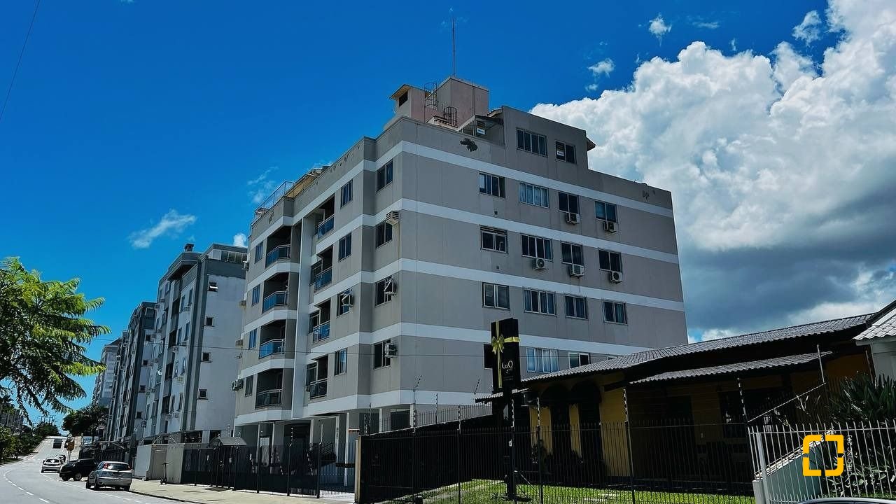 Cobertura com 117m², 3 quartos (sendo 1 suíte), 2 garagens, no bairro Capoeiras em Florianópolis