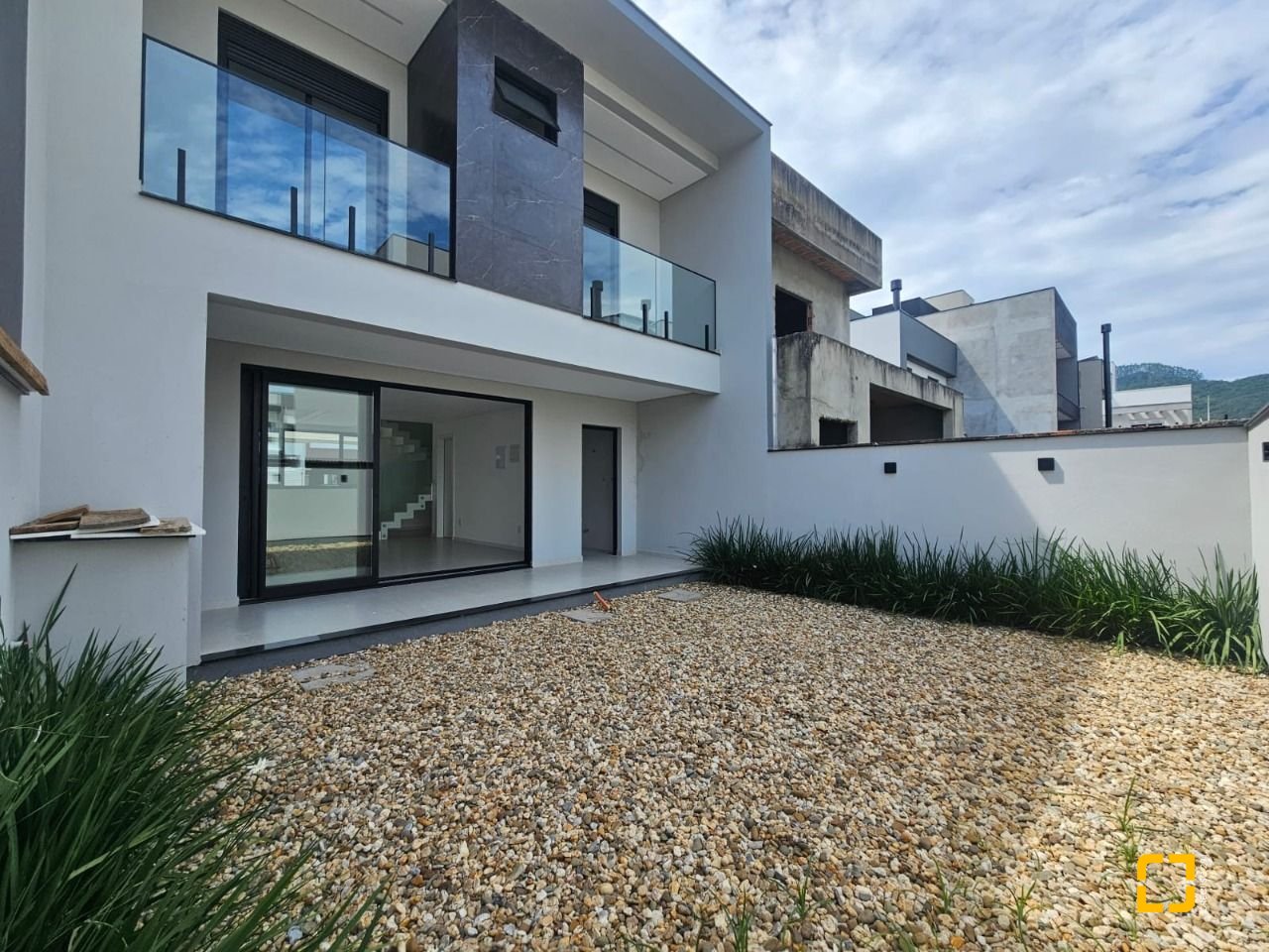 Casa de Condomínio com 179m², 4 quartos (sendo 1 suíte), 2 garagens, no bairro Beira Rio em Biguaçu