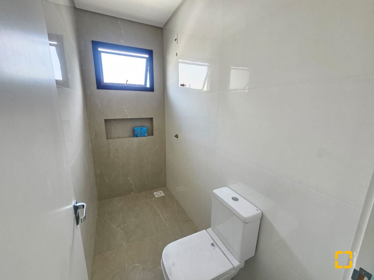 Casa de Condomínio com 179m², 4 quartos (sendo 1 suíte), 2 garagens, no bairro Beira Rio em Biguaçu