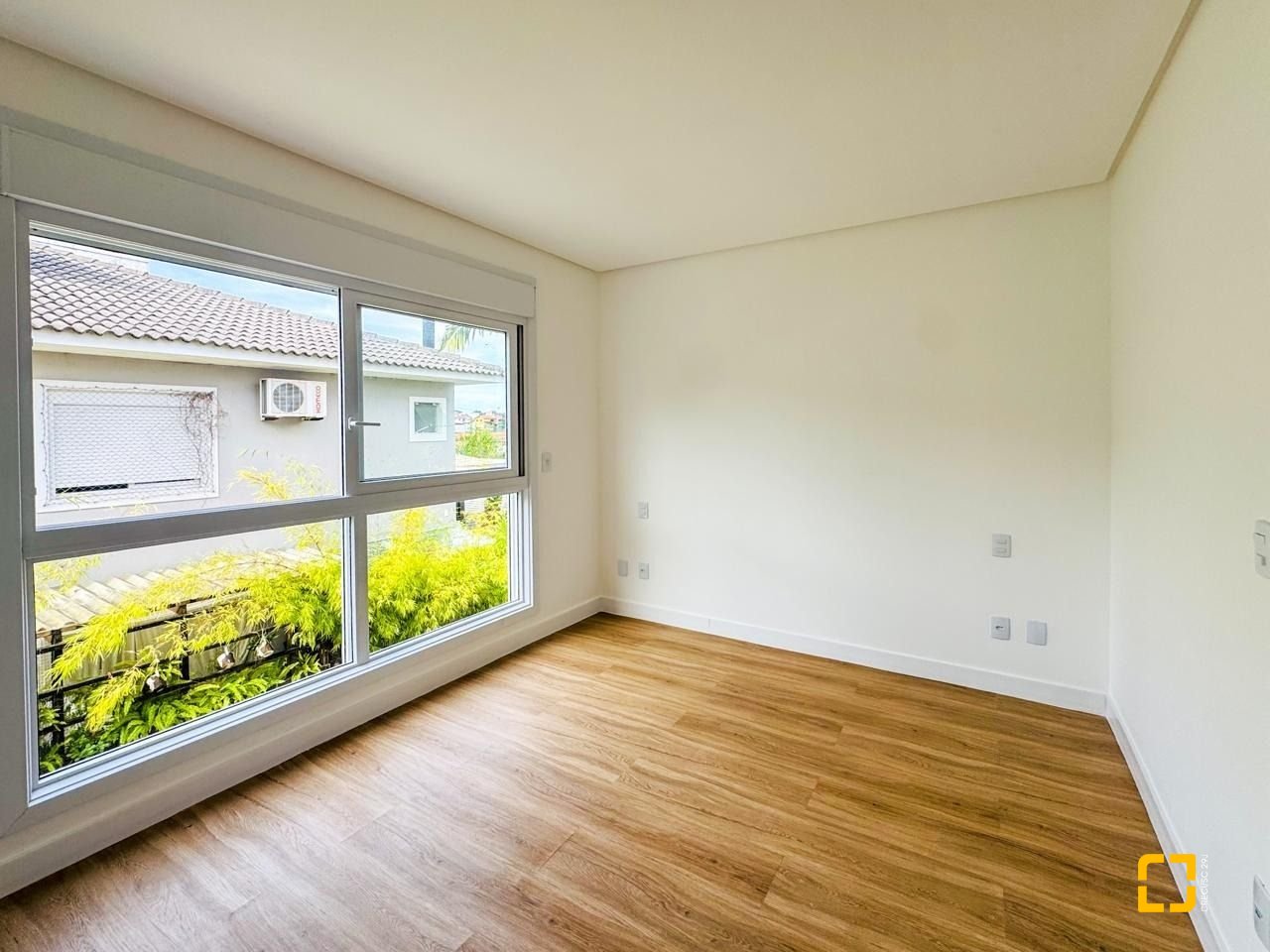 Casa com 123m², 4 quartos (sendo 1 suíte), 1 garagem, no bairro Campeche em Florianópolis