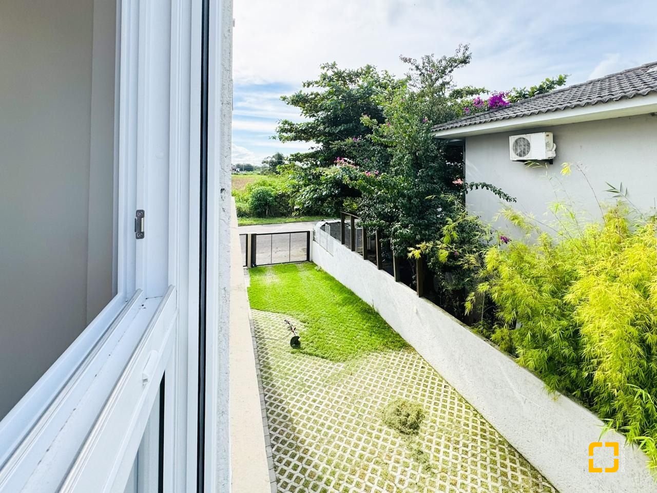 Casa com 123m², 4 quartos (sendo 1 suíte), 1 garagem, no bairro Campeche em Florianópolis