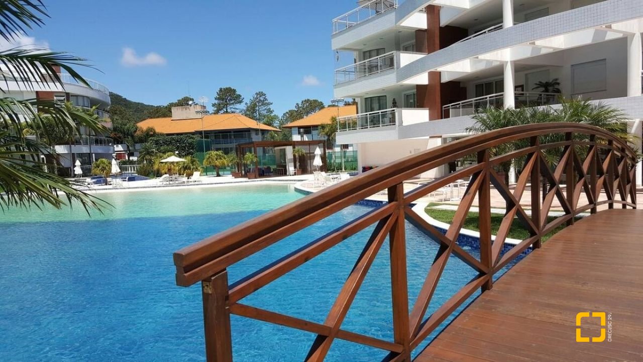 Cobertura com 318m², 8 quartos (sendo 4 suítes), 3 garagens, no bairro Cachoeira do Bom Jesus em Florianópolis