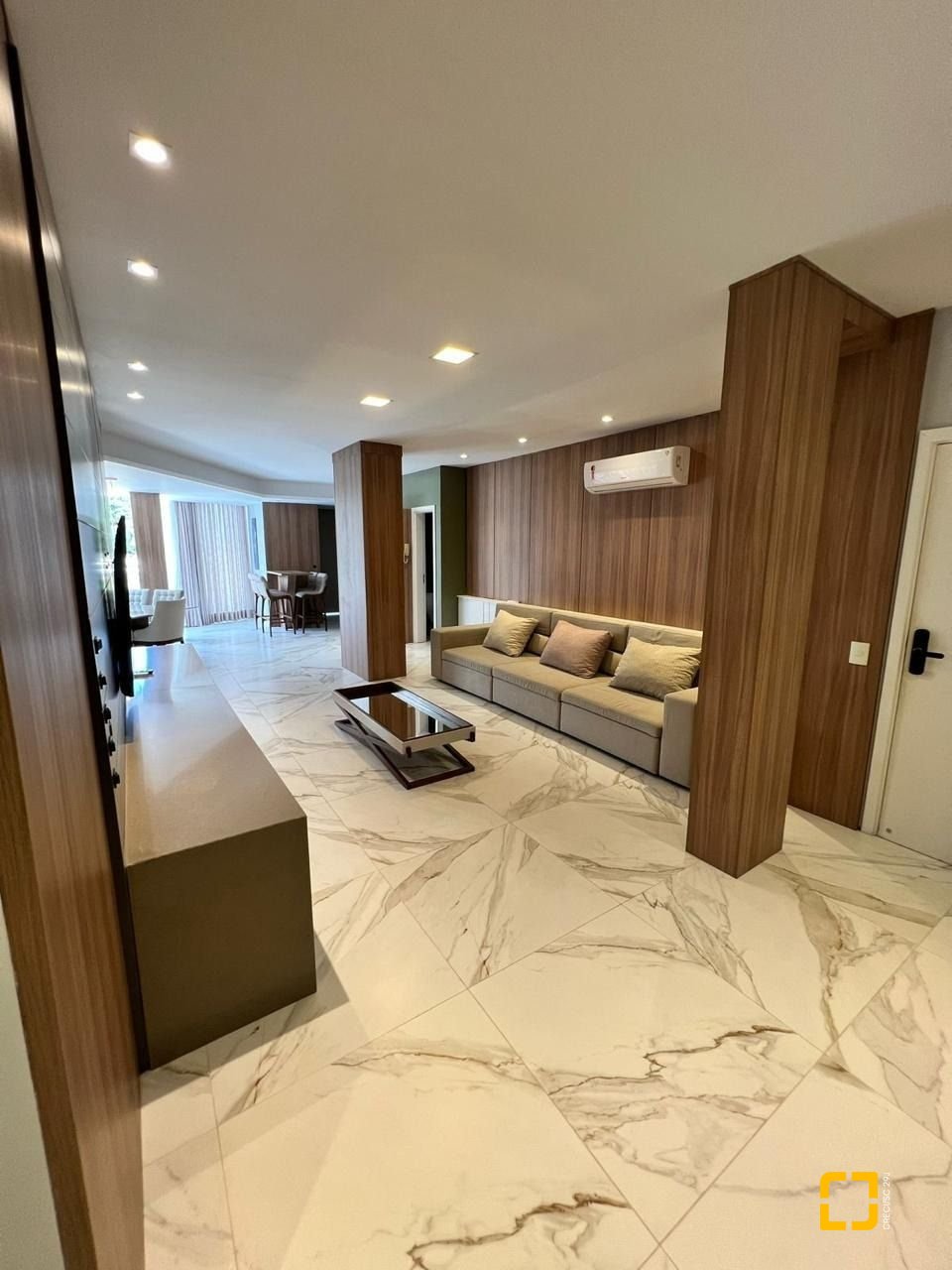 Cobertura com 318m², 8 quartos (sendo 4 suítes), 3 garagens, no bairro Cachoeira do Bom Jesus em Florianópolis