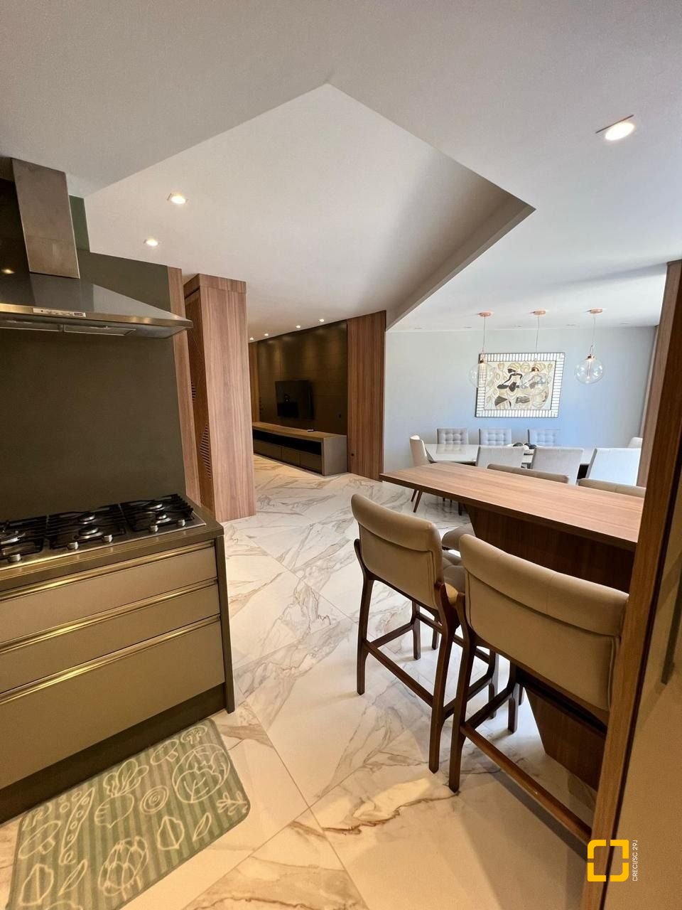 Cobertura com 318m², 8 quartos (sendo 4 suítes), 3 garagens, no bairro Cachoeira do Bom Jesus em Florianópolis