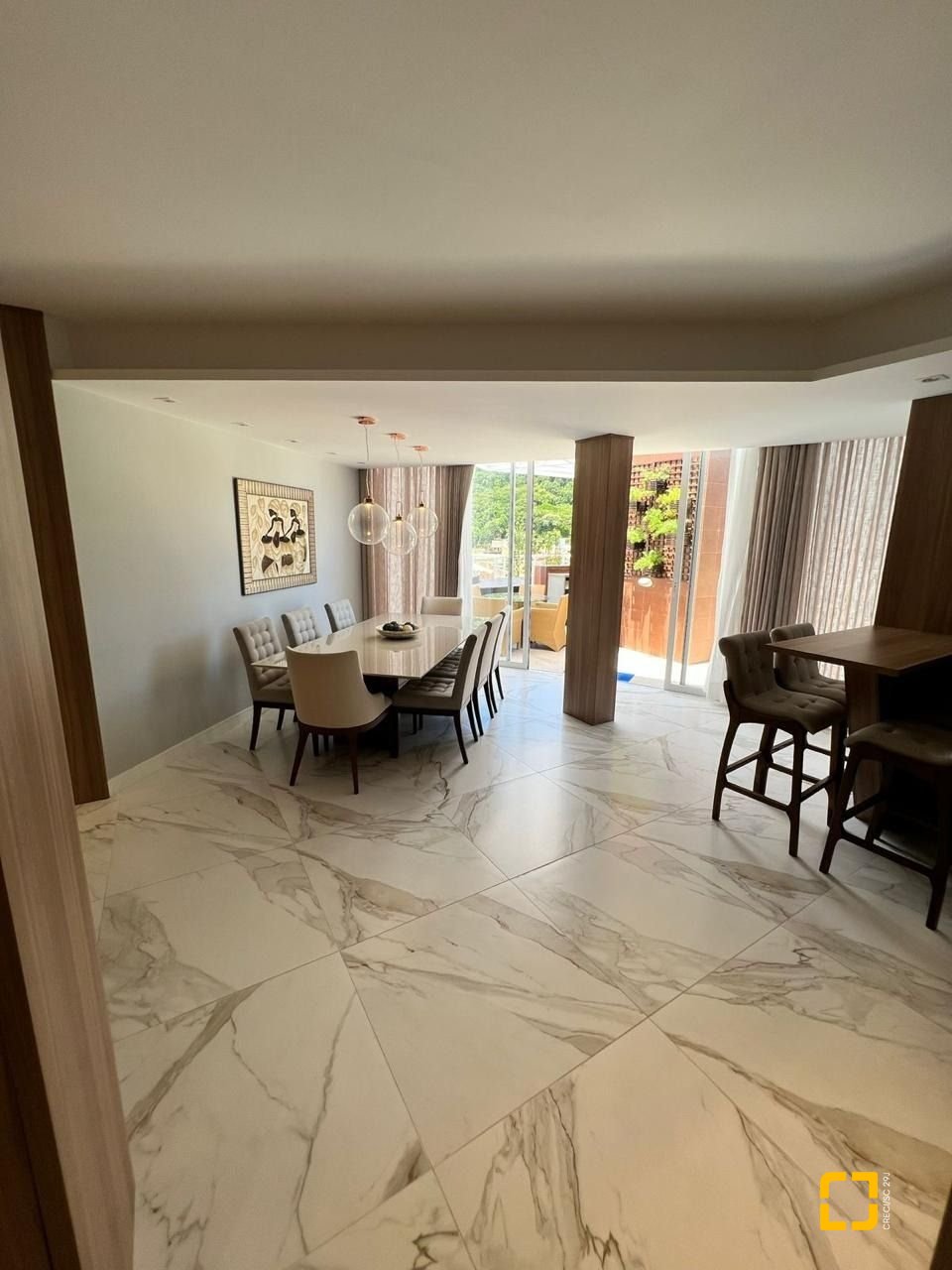 Cobertura com 318m², 8 quartos (sendo 4 suítes), 3 garagens, no bairro Cachoeira do Bom Jesus em Florianópolis