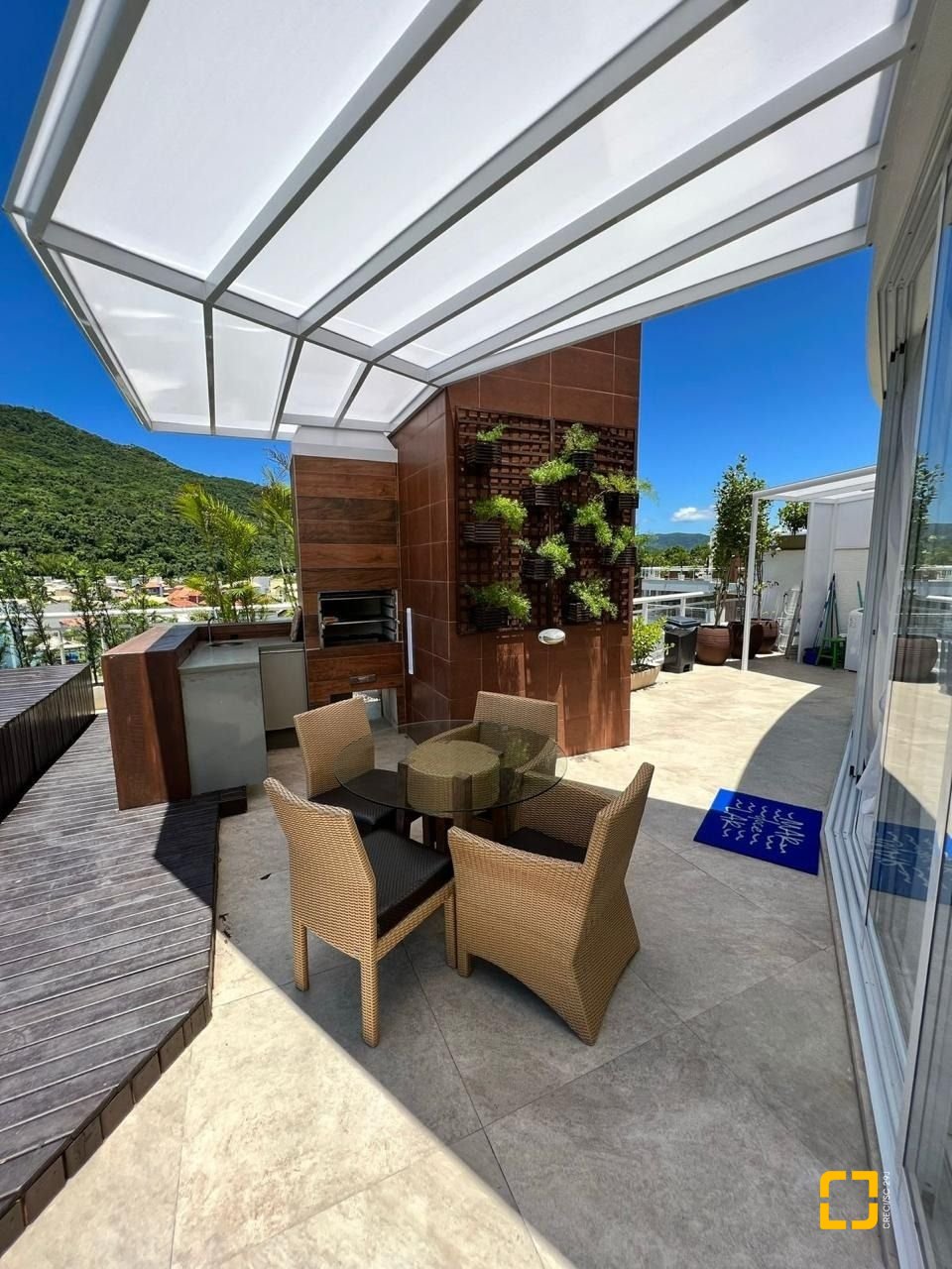 Cobertura com 318m², 8 quartos (sendo 4 suítes), 3 garagens, no bairro Cachoeira do Bom Jesus em Florianópolis