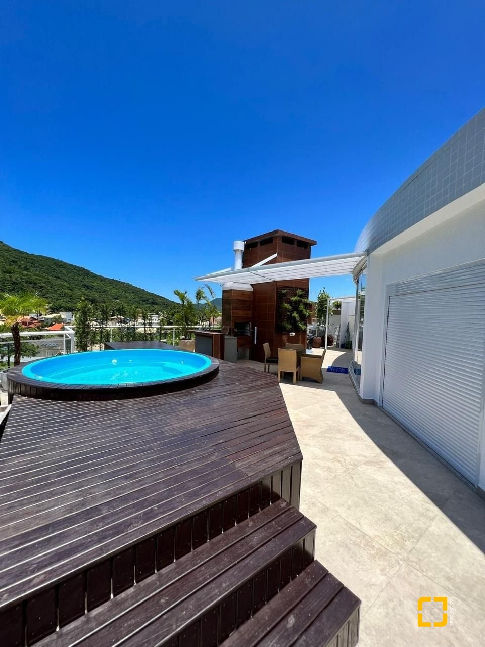 Cobertura com 318m², 8 quartos (sendo 4 suítes), 3 garagens, no bairro Cachoeira do Bom Jesus em Florianópolis