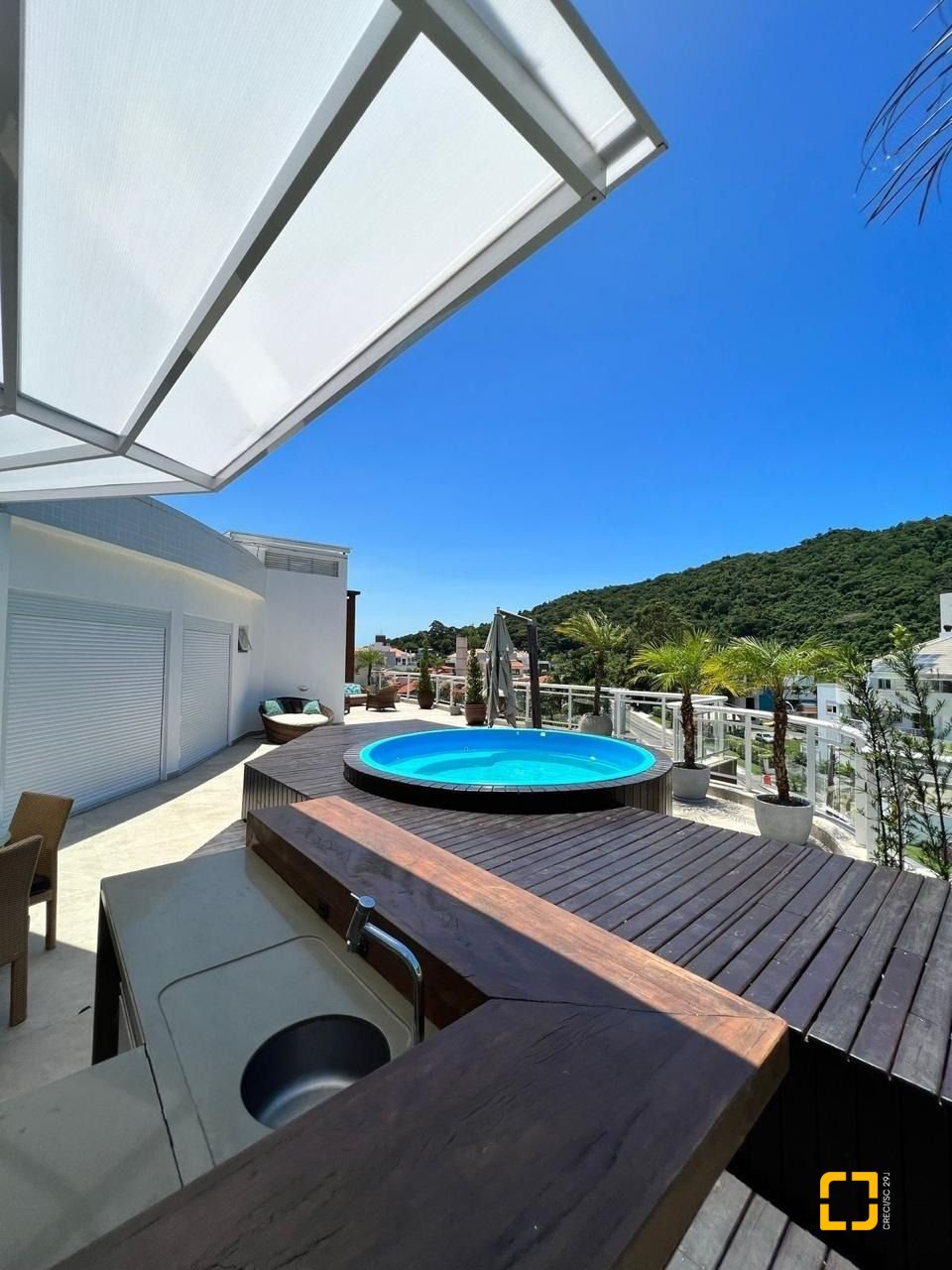 Cobertura com 318m², 8 quartos (sendo 4 suítes), 3 garagens, no bairro Cachoeira do Bom Jesus em Florianópolis