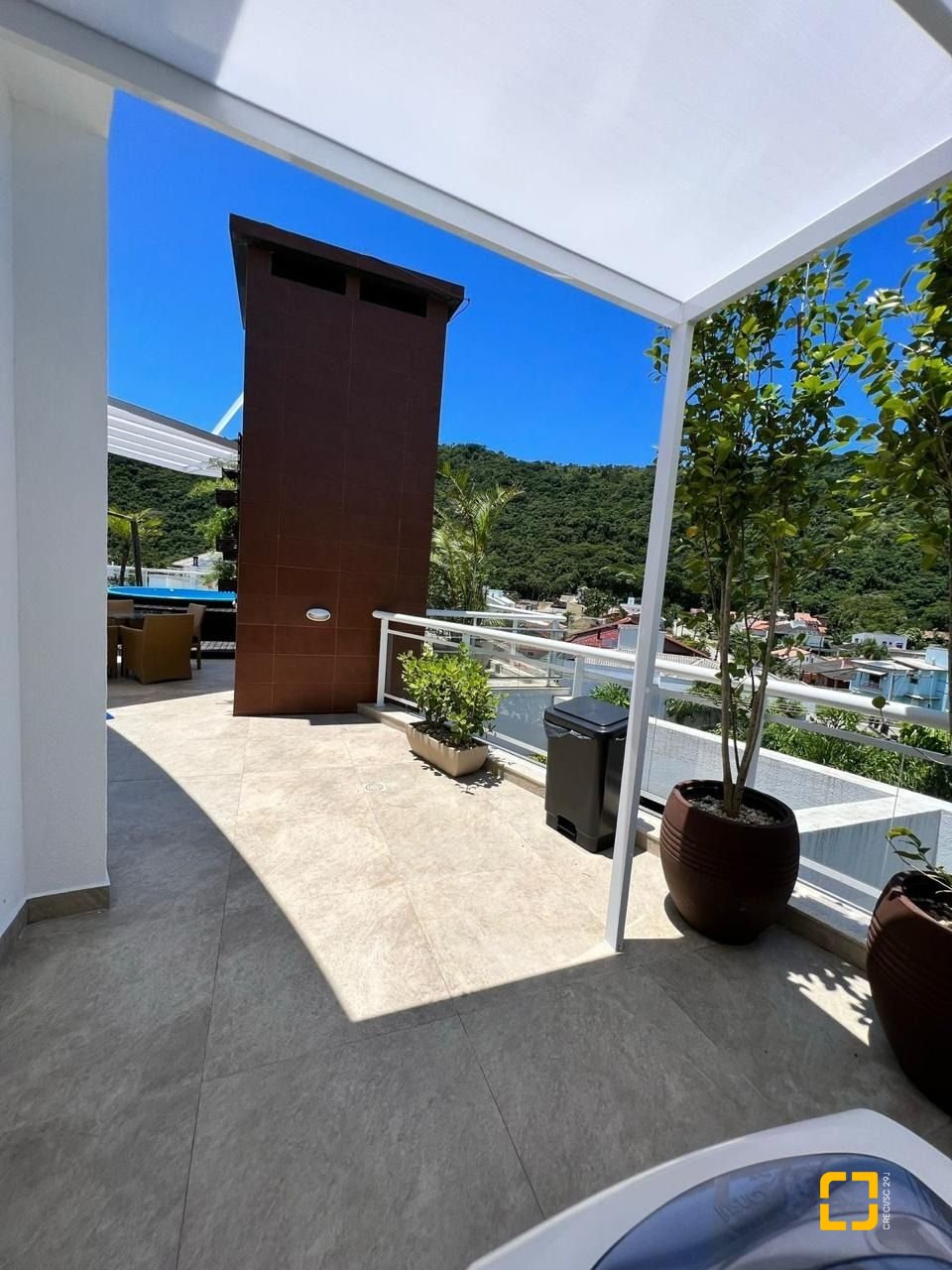 Cobertura com 318m², 8 quartos (sendo 4 suítes), 3 garagens, no bairro Cachoeira do Bom Jesus em Florianópolis
