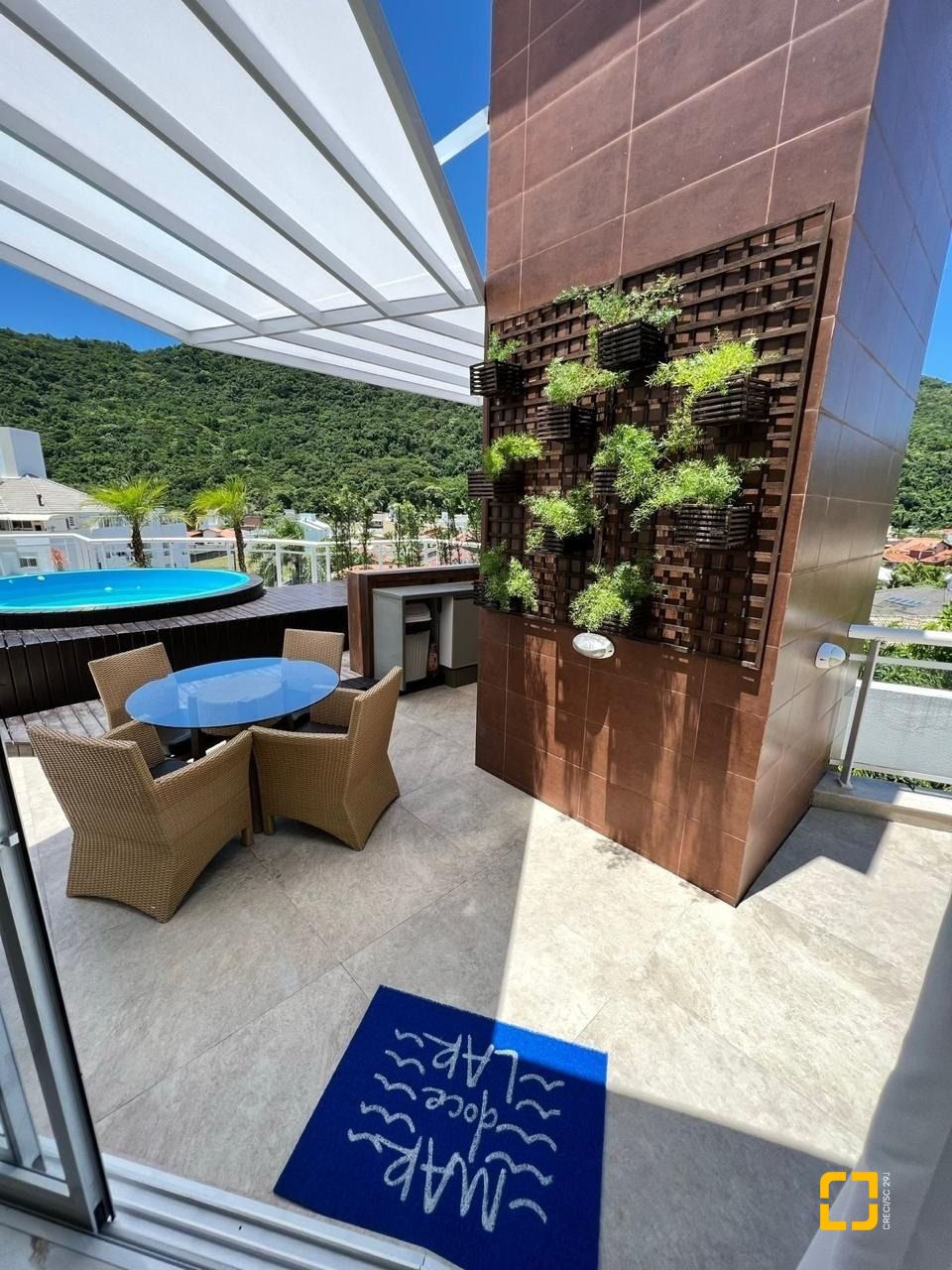 Cobertura com 318m², 8 quartos (sendo 4 suítes), 3 garagens, no bairro Cachoeira do Bom Jesus em Florianópolis