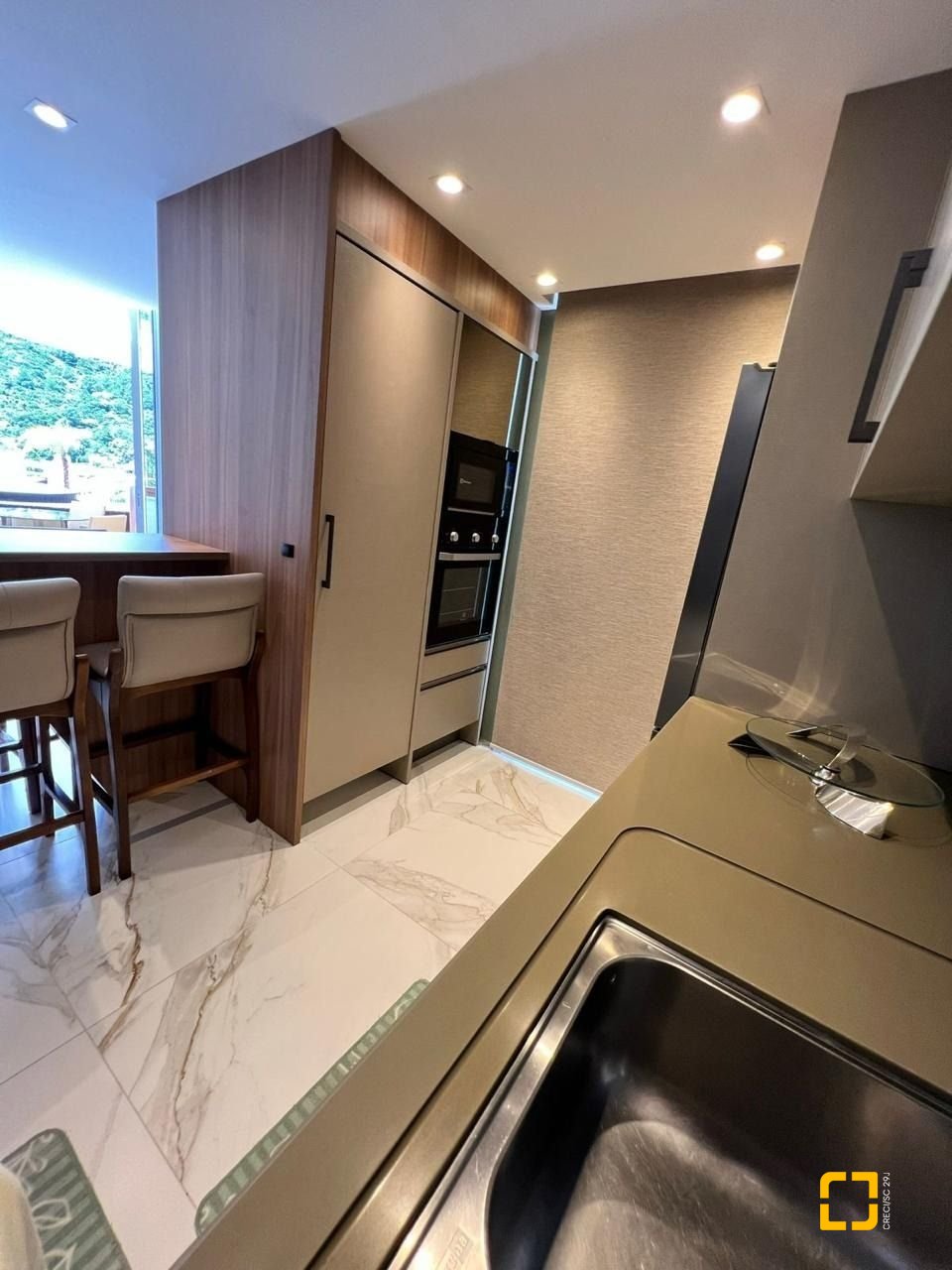 Cobertura com 318m², 8 quartos (sendo 4 suítes), 3 garagens, no bairro Cachoeira do Bom Jesus em Florianópolis