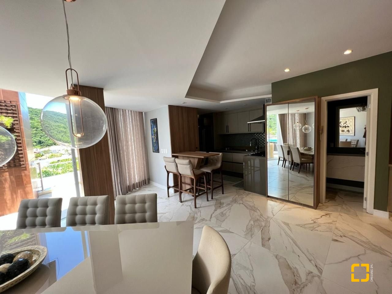Cobertura com 318m², 8 quartos (sendo 4 suítes), 3 garagens, no bairro Cachoeira do Bom Jesus em Florianópolis