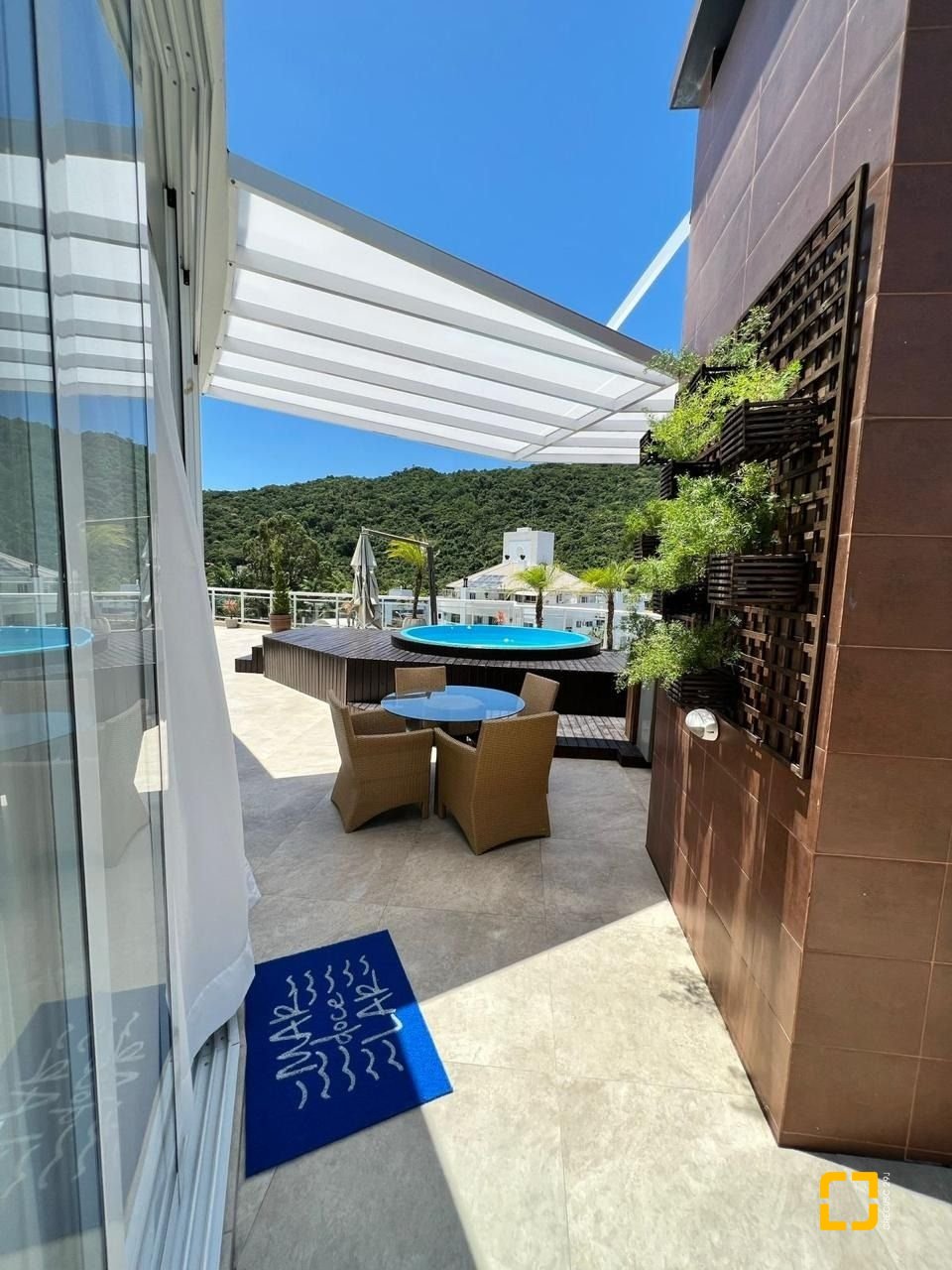 Cobertura com 318m², 8 quartos (sendo 4 suítes), 3 garagens, no bairro Cachoeira do Bom Jesus em Florianópolis