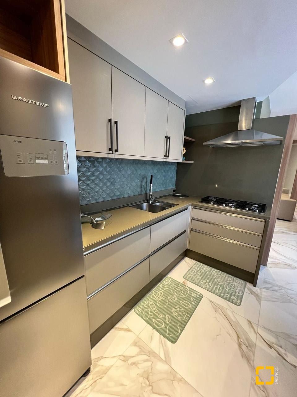Cobertura com 318m², 8 quartos (sendo 4 suítes), 3 garagens, no bairro Cachoeira do Bom Jesus em Florianópolis