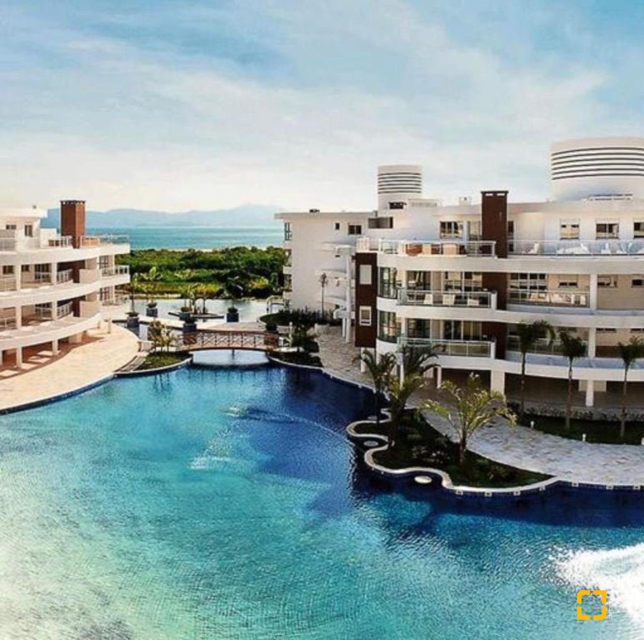 Cobertura com 318m², 8 quartos (sendo 4 suítes), 3 garagens, no bairro Cachoeira do Bom Jesus em Florianópolis
