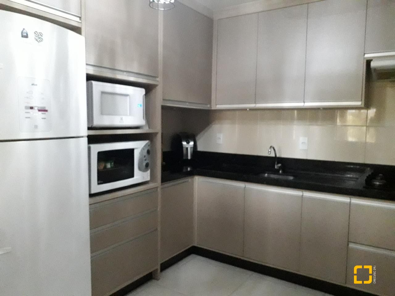 Casa com 153m², 2 quartos (sendo 1 suíte), 2 garagens, no bairro Barreiros em São José