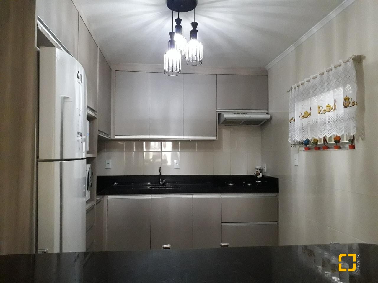 Casa com 153m², 2 quartos (sendo 1 suíte), 2 garagens, no bairro Barreiros em São José