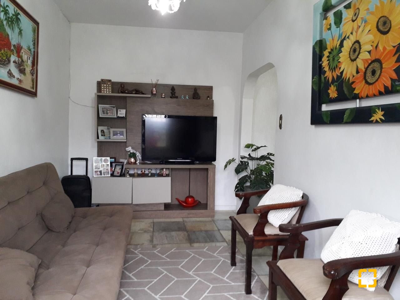 Casa com 153m², 2 quartos (sendo 1 suíte), 2 garagens, no bairro Barreiros em São José