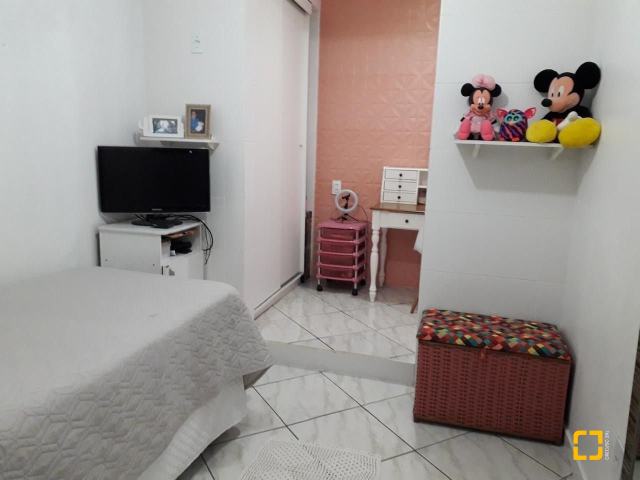 Casa com 153m², 2 quartos (sendo 1 suíte), 2 garagens, no bairro Barreiros em São José