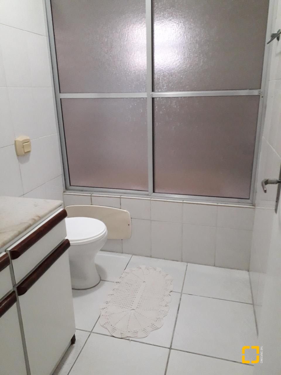 Casa com 153m², 2 quartos (sendo 1 suíte), 2 garagens, no bairro Barreiros em São José