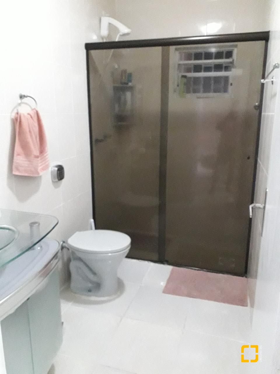 Casa com 153m², 2 quartos (sendo 1 suíte), 2 garagens, no bairro Barreiros em São José