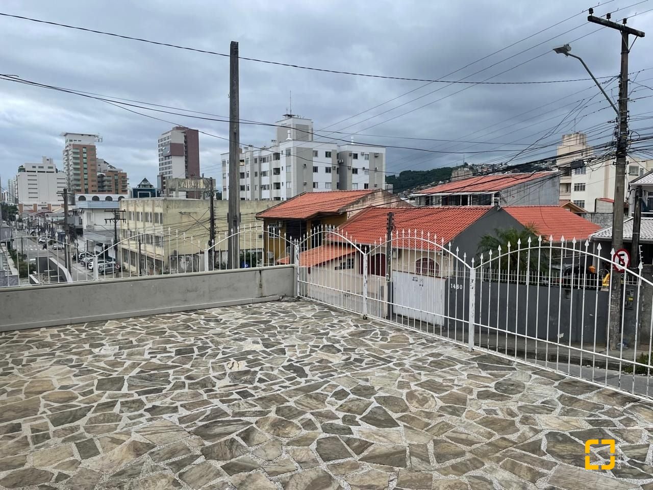 Casa com 153m², 2 quartos (sendo 1 suíte), 2 garagens, no bairro Barreiros em São José