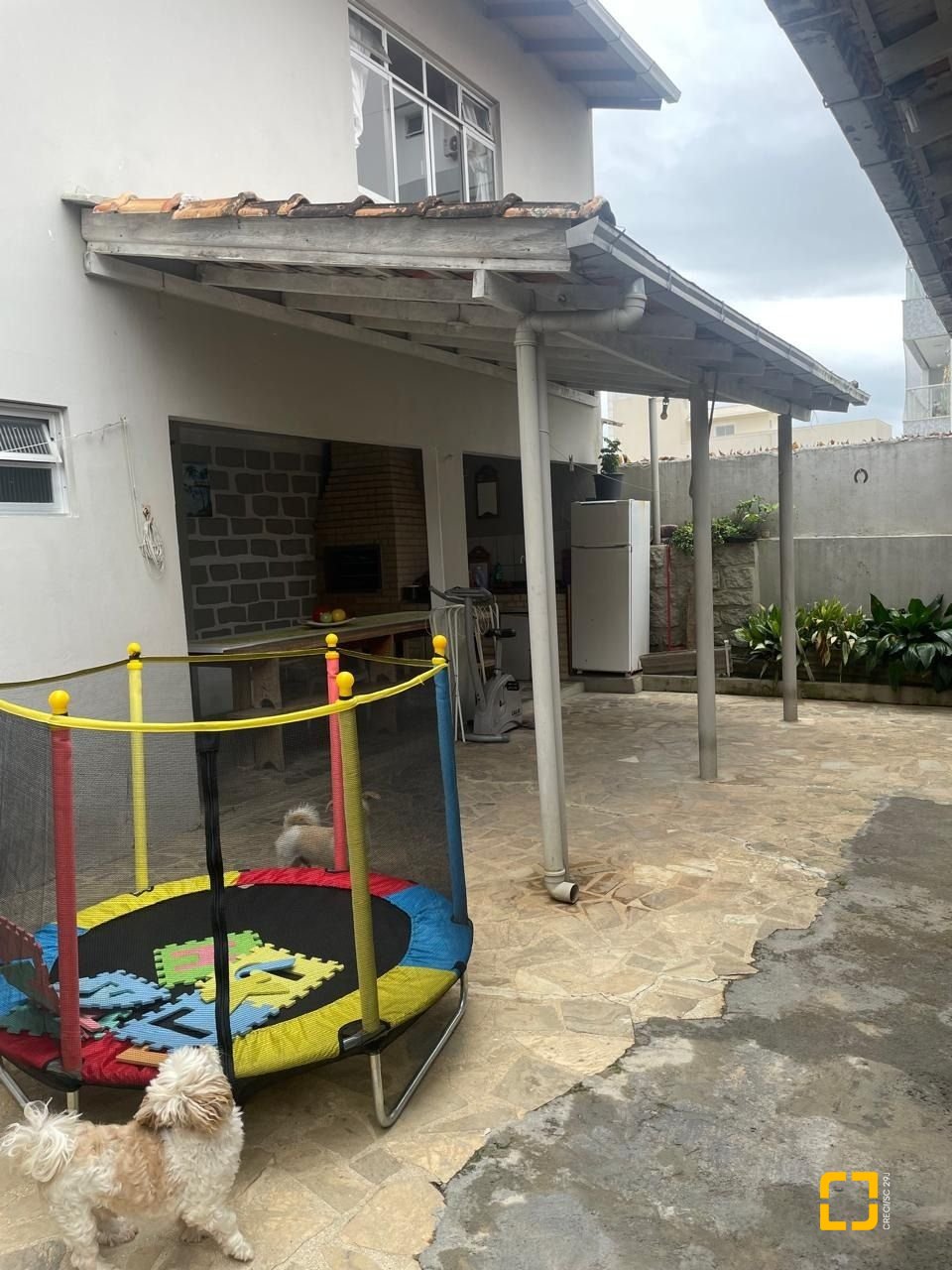 Casa com 153m², 2 quartos (sendo 1 suíte), 2 garagens, no bairro Barreiros em São José