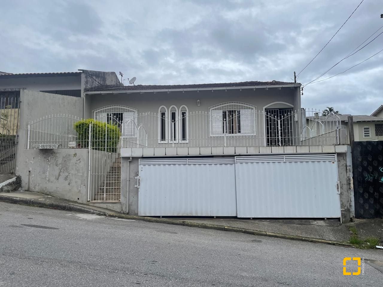 Casa com 153m², 2 quartos (sendo 1 suíte), 2 garagens, no bairro Barreiros em São José