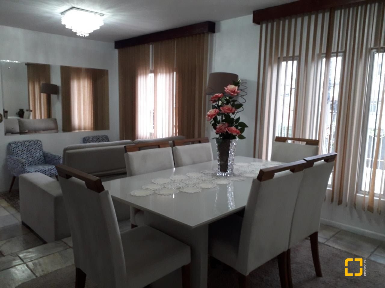 Casa com 153m², 2 quartos (sendo 1 suíte), 2 garagens, no bairro Barreiros em São José