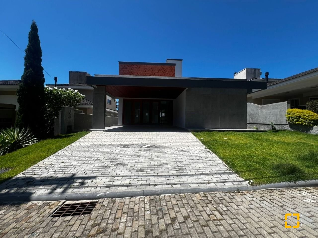 Casa de Condomínio com 220m², 8 quartos (sendo 4 suítes), 2 garagens, no bairro Cachoeira do Bom Jesus em Florianópolis