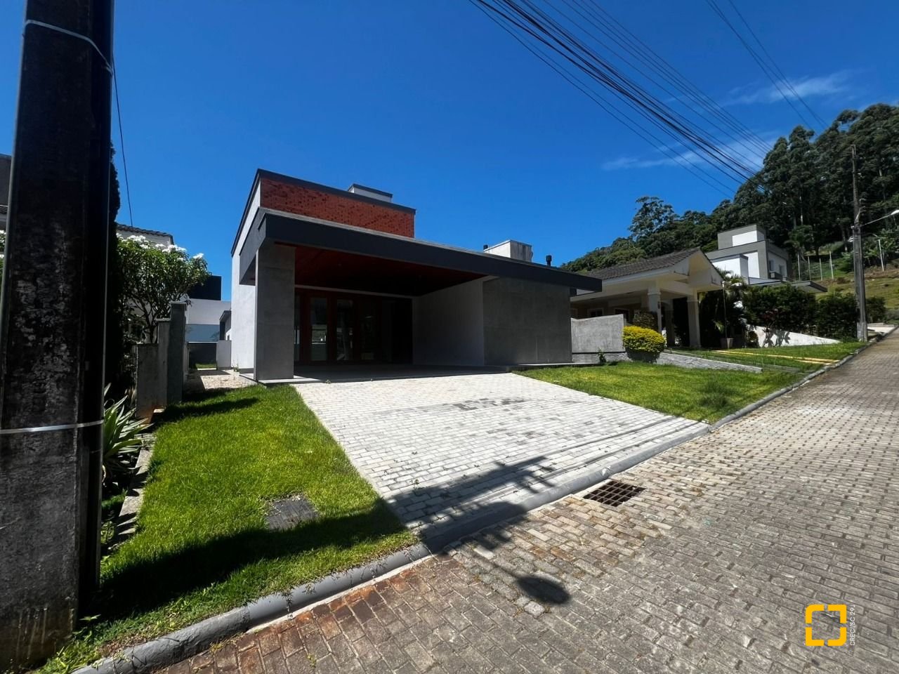 Casa de Condomínio com 220m², 8 quartos (sendo 4 suítes), 2 garagens, no bairro Cachoeira do Bom Jesus em Florianópolis