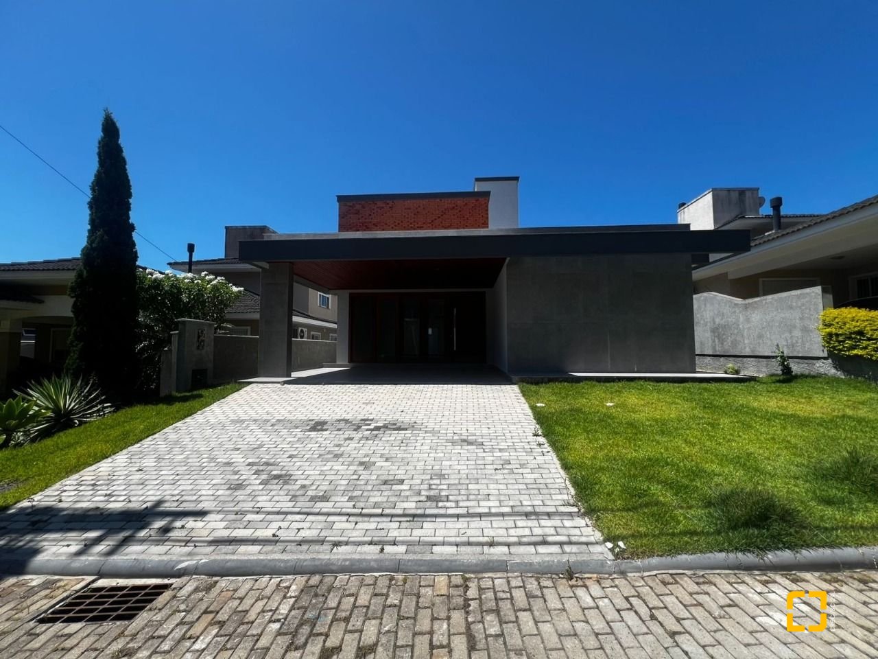 Casa de Condomínio com 220m², 8 quartos (sendo 4 suítes), 2 garagens, no bairro Cachoeira do Bom Jesus em Florianópolis