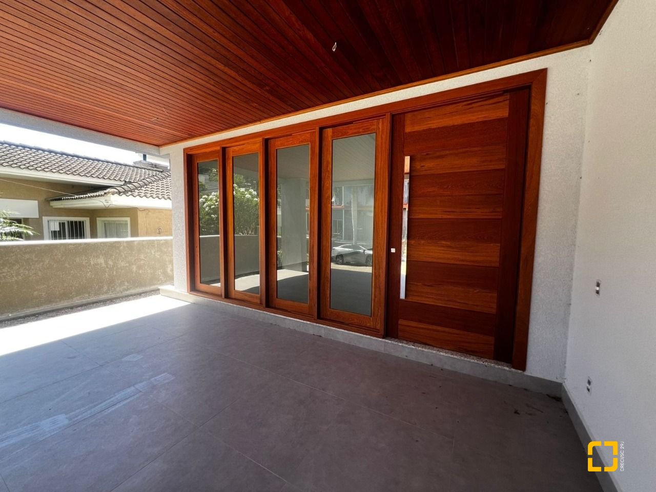 Casa de Condomínio com 220m², 8 quartos (sendo 4 suítes), 2 garagens, no bairro Cachoeira do Bom Jesus em Florianópolis