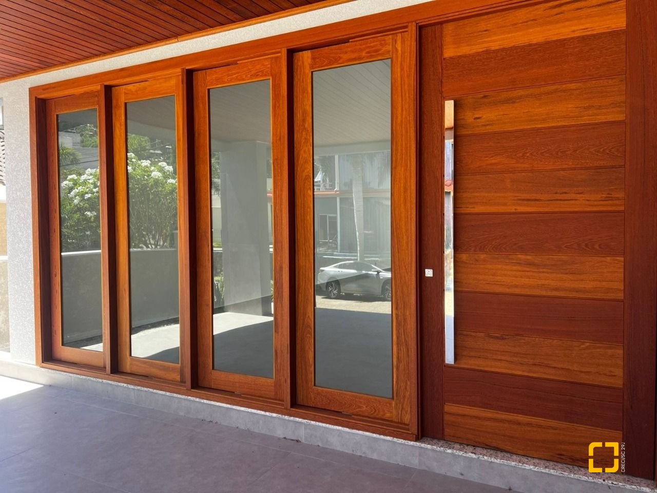 Casa de Condomínio com 220m², 8 quartos (sendo 4 suítes), 2 garagens, no bairro Cachoeira do Bom Jesus em Florianópolis
