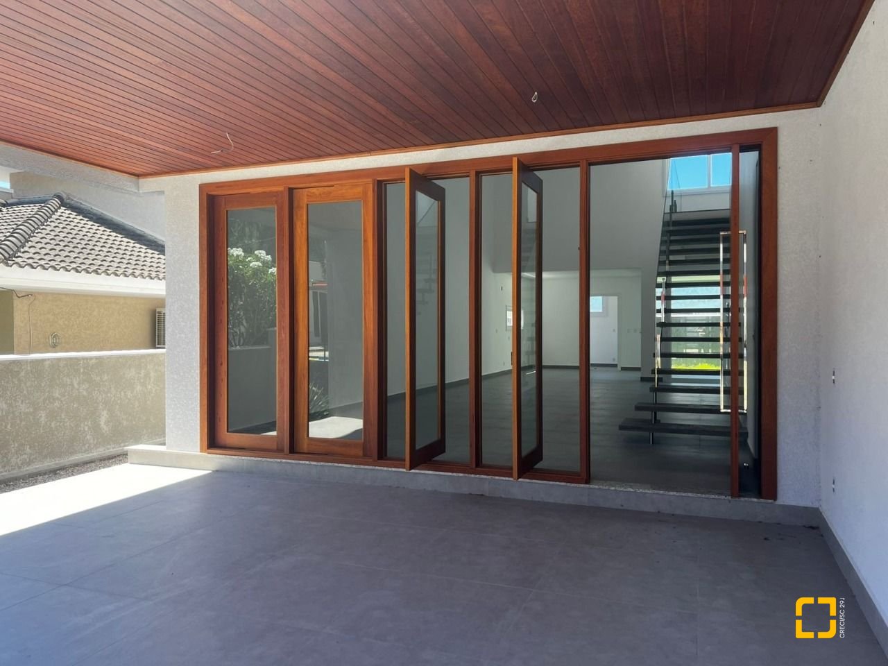 Casa de Condomínio com 220m², 8 quartos (sendo 4 suítes), 2 garagens, no bairro Cachoeira do Bom Jesus em Florianópolis