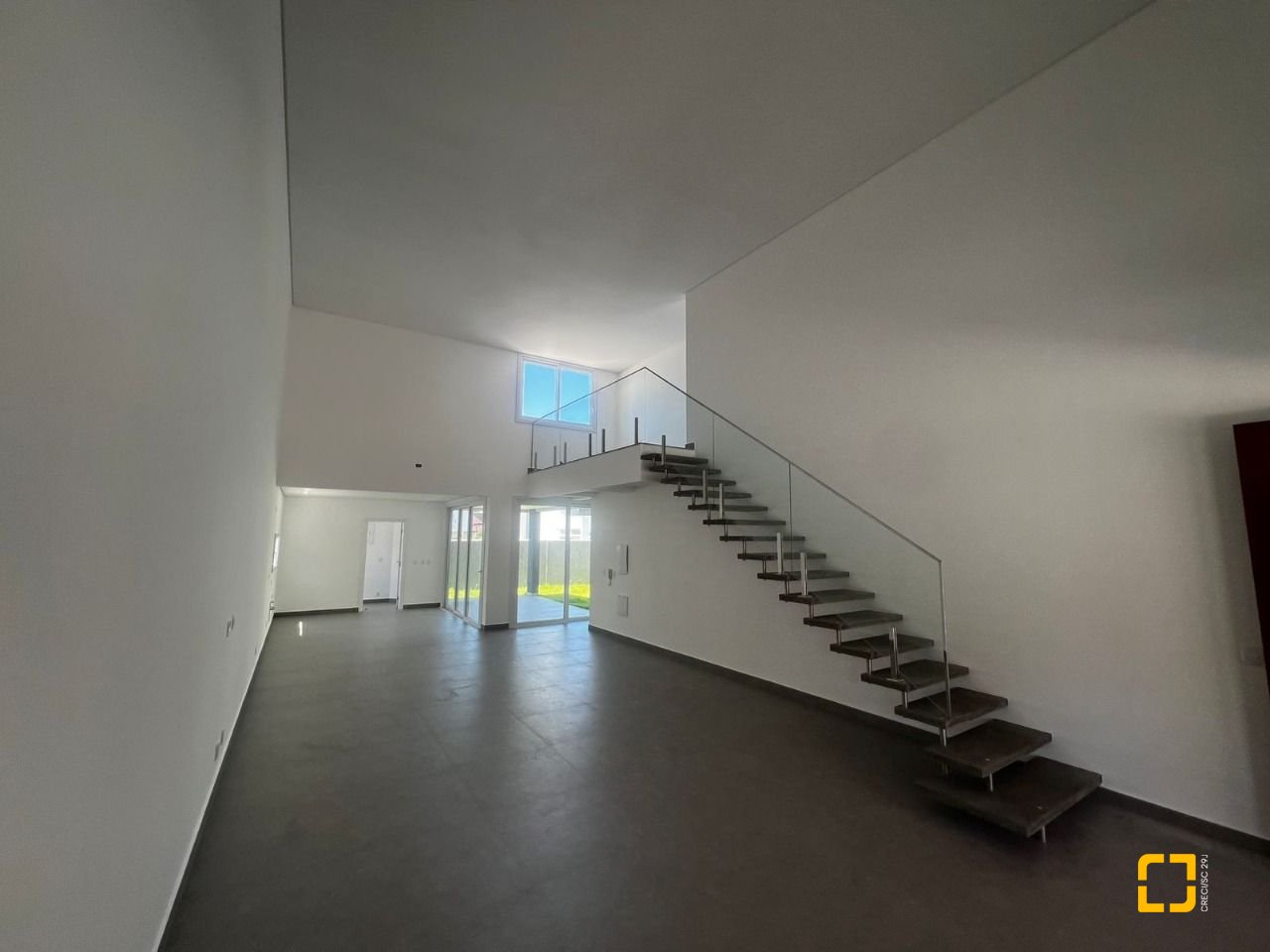 Casa de Condomínio com 220m², 8 quartos (sendo 4 suítes), 2 garagens, no bairro Cachoeira do Bom Jesus em Florianópolis