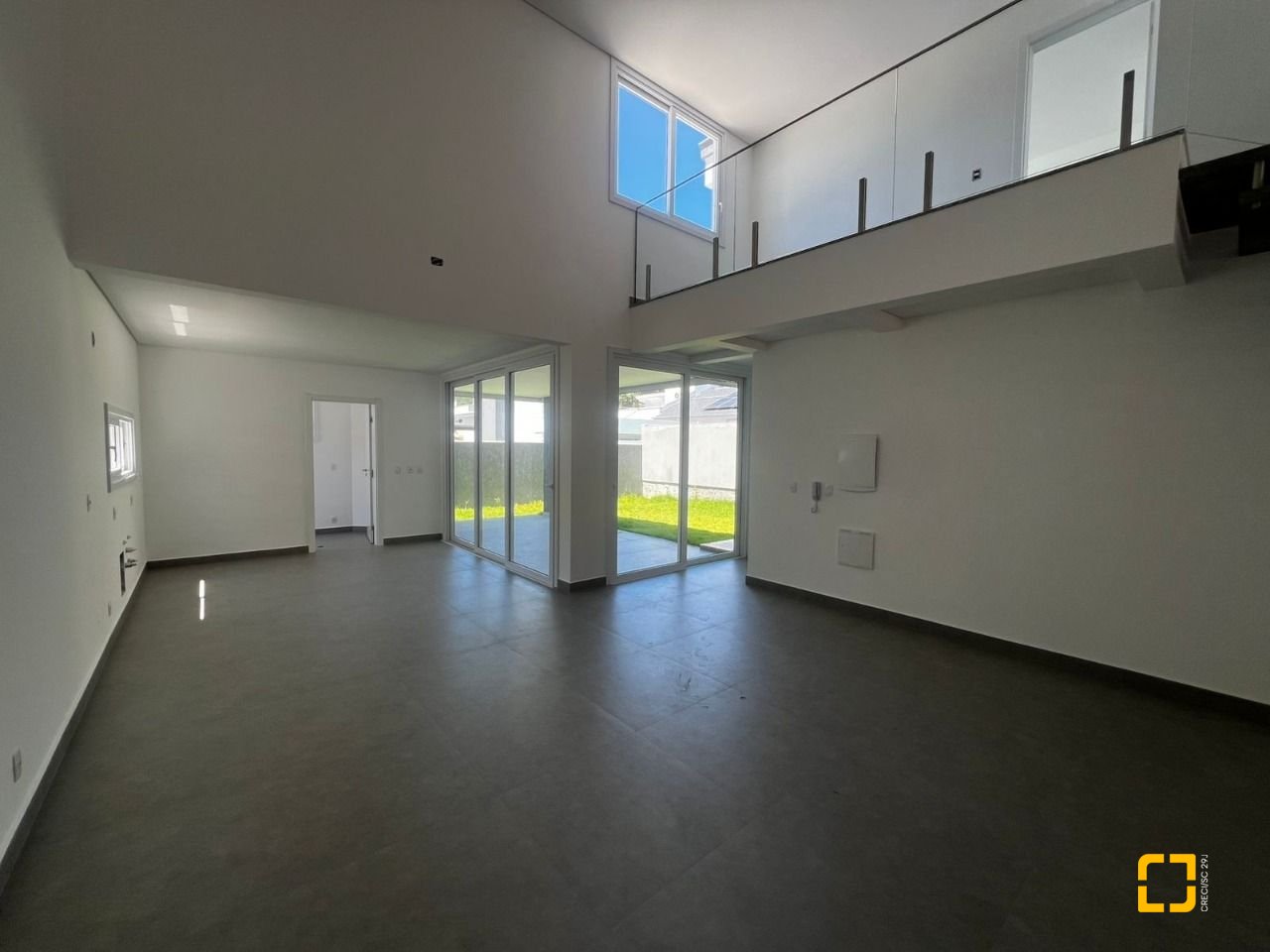 Casa de Condomínio com 220m², 8 quartos (sendo 4 suítes), 2 garagens, no bairro Cachoeira do Bom Jesus em Florianópolis