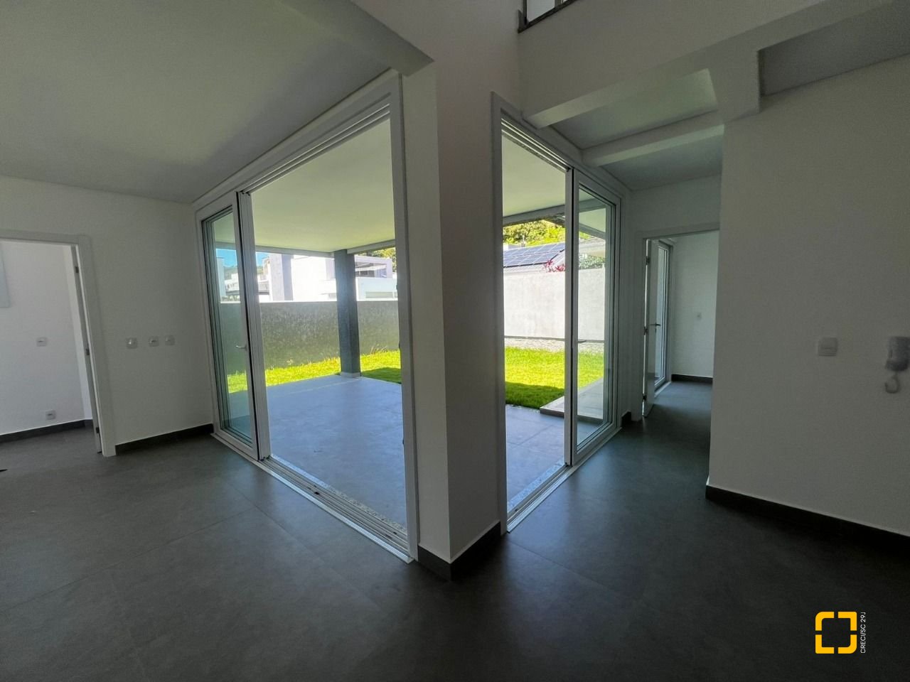 Casa de Condomínio com 220m², 8 quartos (sendo 4 suítes), 2 garagens, no bairro Cachoeira do Bom Jesus em Florianópolis