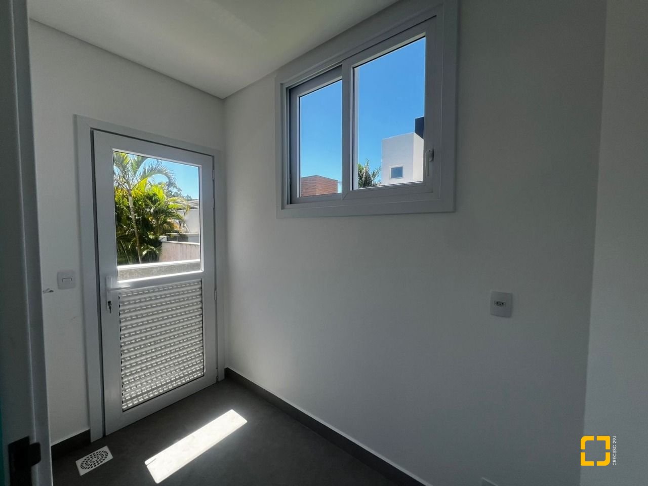 Casa de Condomínio com 220m², 8 quartos (sendo 4 suítes), 2 garagens, no bairro Cachoeira do Bom Jesus em Florianópolis
