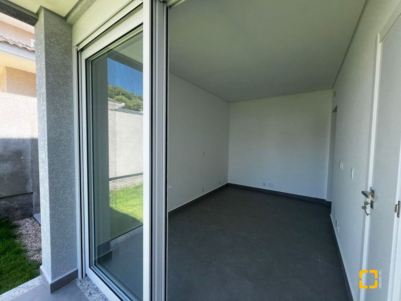 Casa de Condomínio com 220m², 8 quartos (sendo 4 suítes), 2 garagens, no bairro Cachoeira do Bom Jesus em Florianópolis